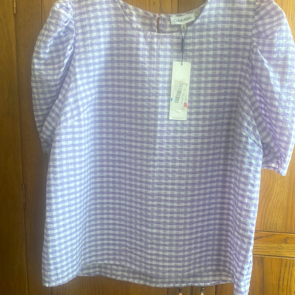 Calvin Klein Women’s Seersucker Gingham Short Sleeve Blouse,Lavender & White, XL